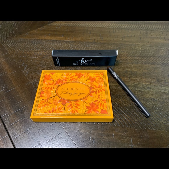 SOLD!! Eyeshadow palette + liquid liner + lip color - Picture 2 of 5